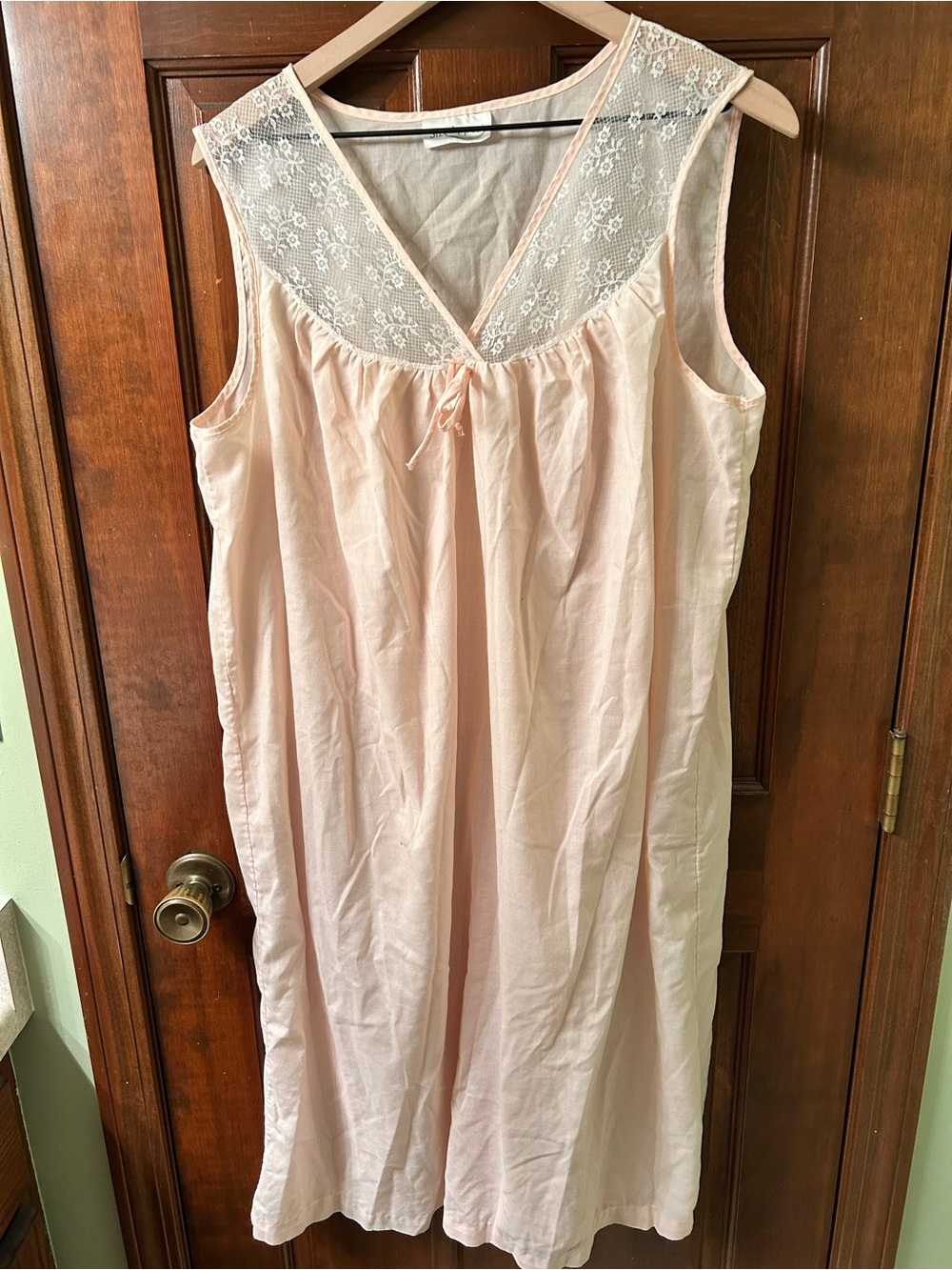 SIZE APPEAL Nice light pink and lace nightgown. No size tag.